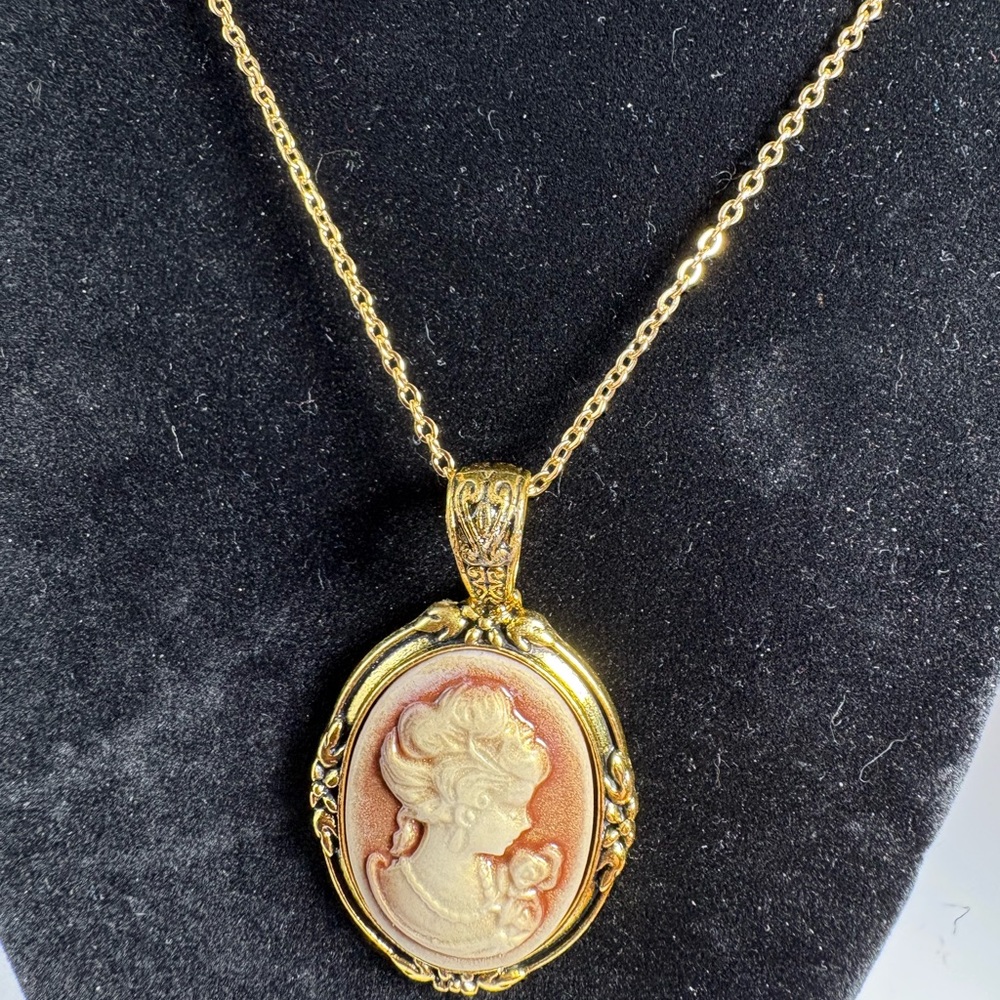 Gold Cameo Pendant Necklace